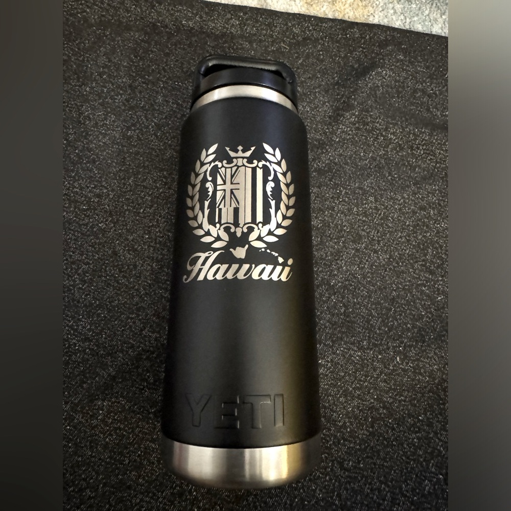NEW black YETI Hawaii exclusive etched T&C Surf 26 oz Rambler water bottle